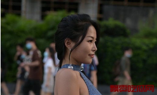 吃糖吐泡泡的3分钟视频,吃糖吐泡泡退网是因为她的3分钟视频吗