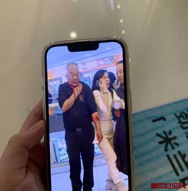 网传遂宁万达捅人事件,因老头与女下属有染男子拿剪刀捅老板事件