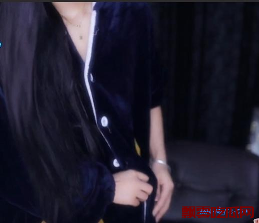 虎牙主播柚子直播中换衣服没关摄像头车灯尽漏身材完美,已经被封