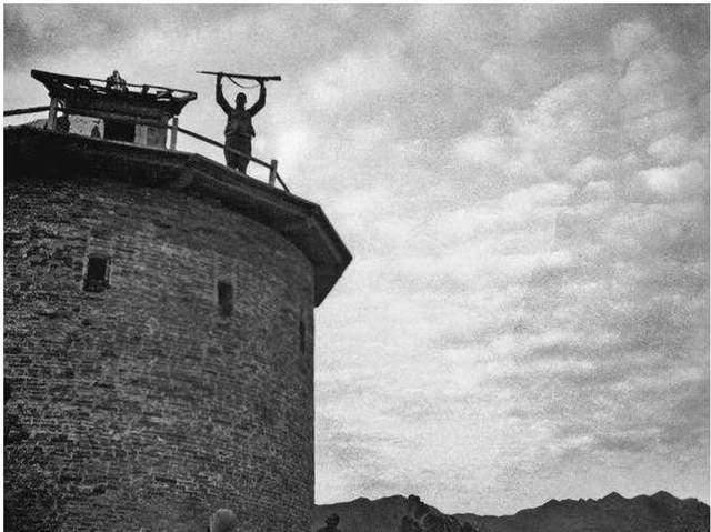 日军躲在炮楼内 ,八路军久攻不下,一老农路过却称:简单,让我来_日军躲在炮楼内 ,八路军久攻不下,一老农路过却称:简单,让我来_