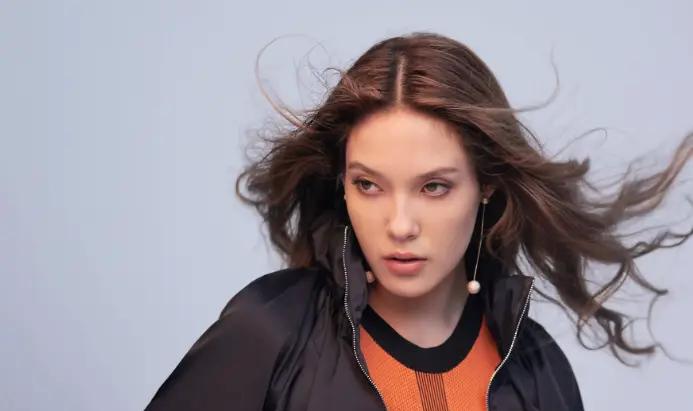 谷爱凌疑似恋情瓜引发热议,她和马尔尚在夜店热舞,两人互动亲密__谷爱凌疑似恋情瓜引发热议 ,她和马尔尚在夜店热舞,两人互动亲密