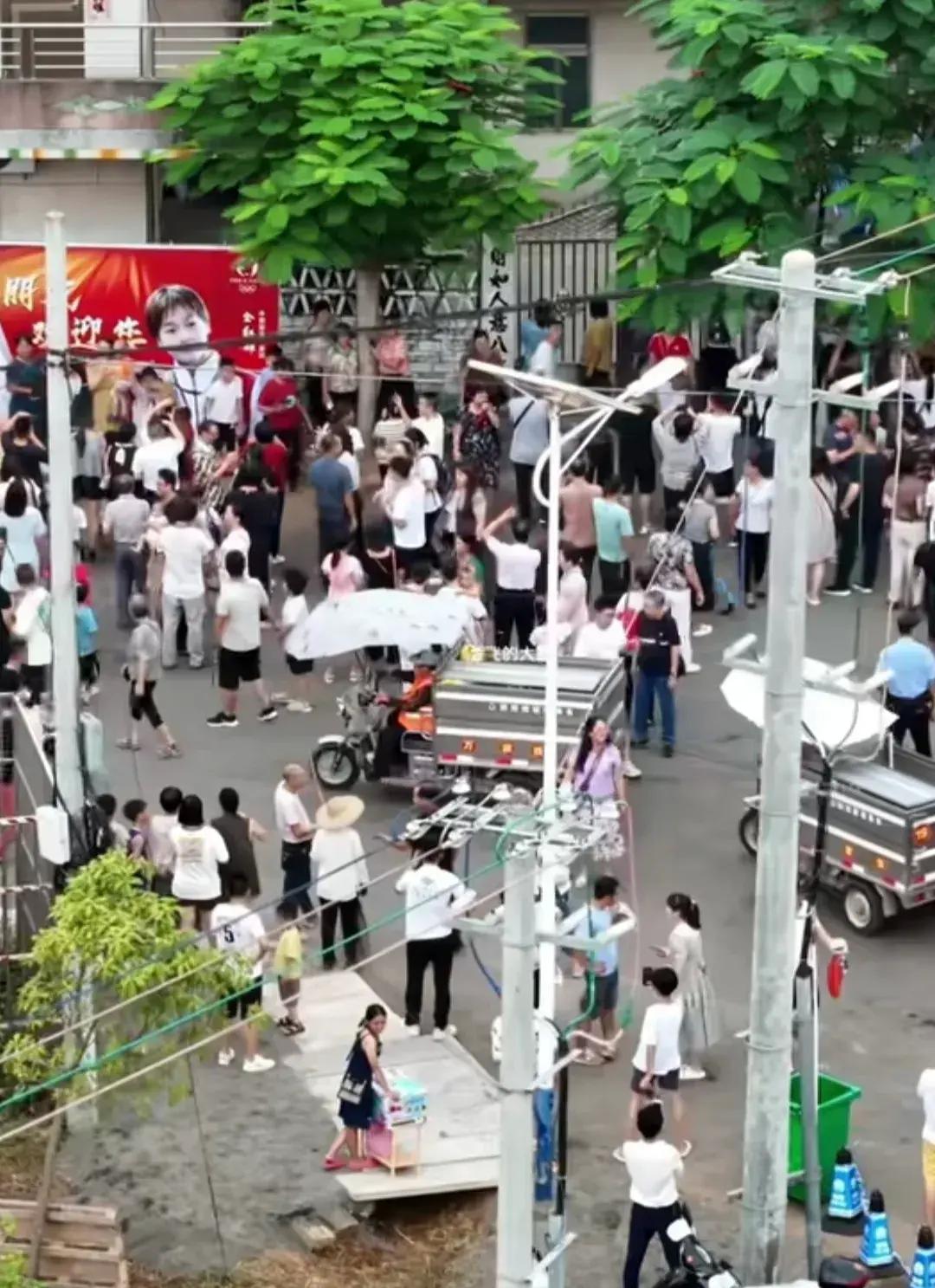 全红婵母亲说:不敢让女儿回家太多人了!连菠萝蜜都不放过!__全红婵母亲说:不敢让女儿回家太多人了!连菠萝蜜都不放过!