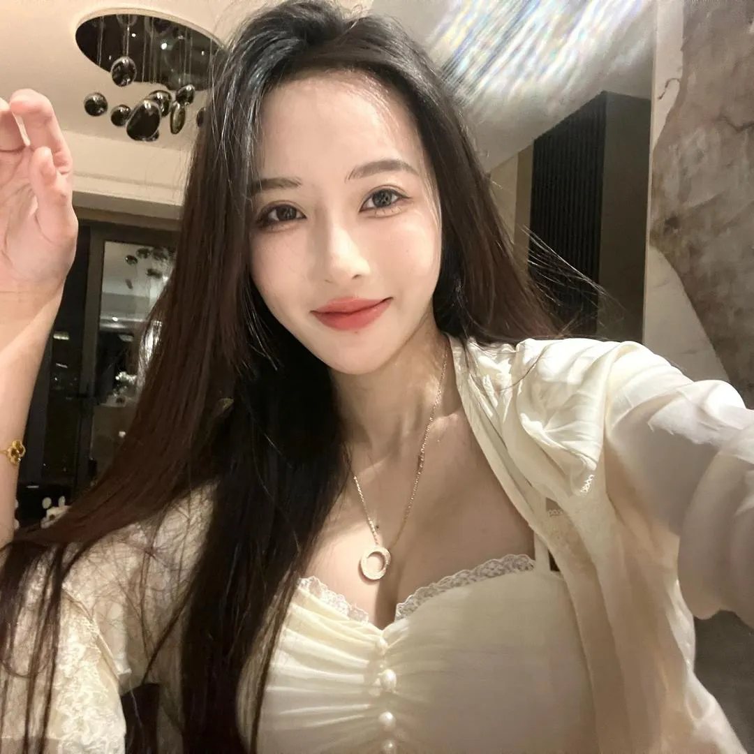 女主播日薪相当于公务员月薪?称别人是空调房,自己跳舞流的辛苦汗,比别人工资高是应该的?引发网友热议!