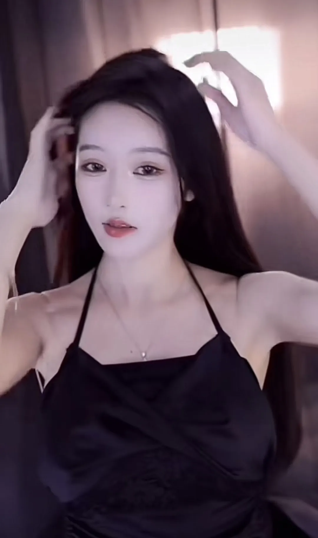 女主播日薪相当于公务员月薪?称别人是空调房,自己跳舞流的辛苦汗,比别人工资高是应该的?引发网友热议!