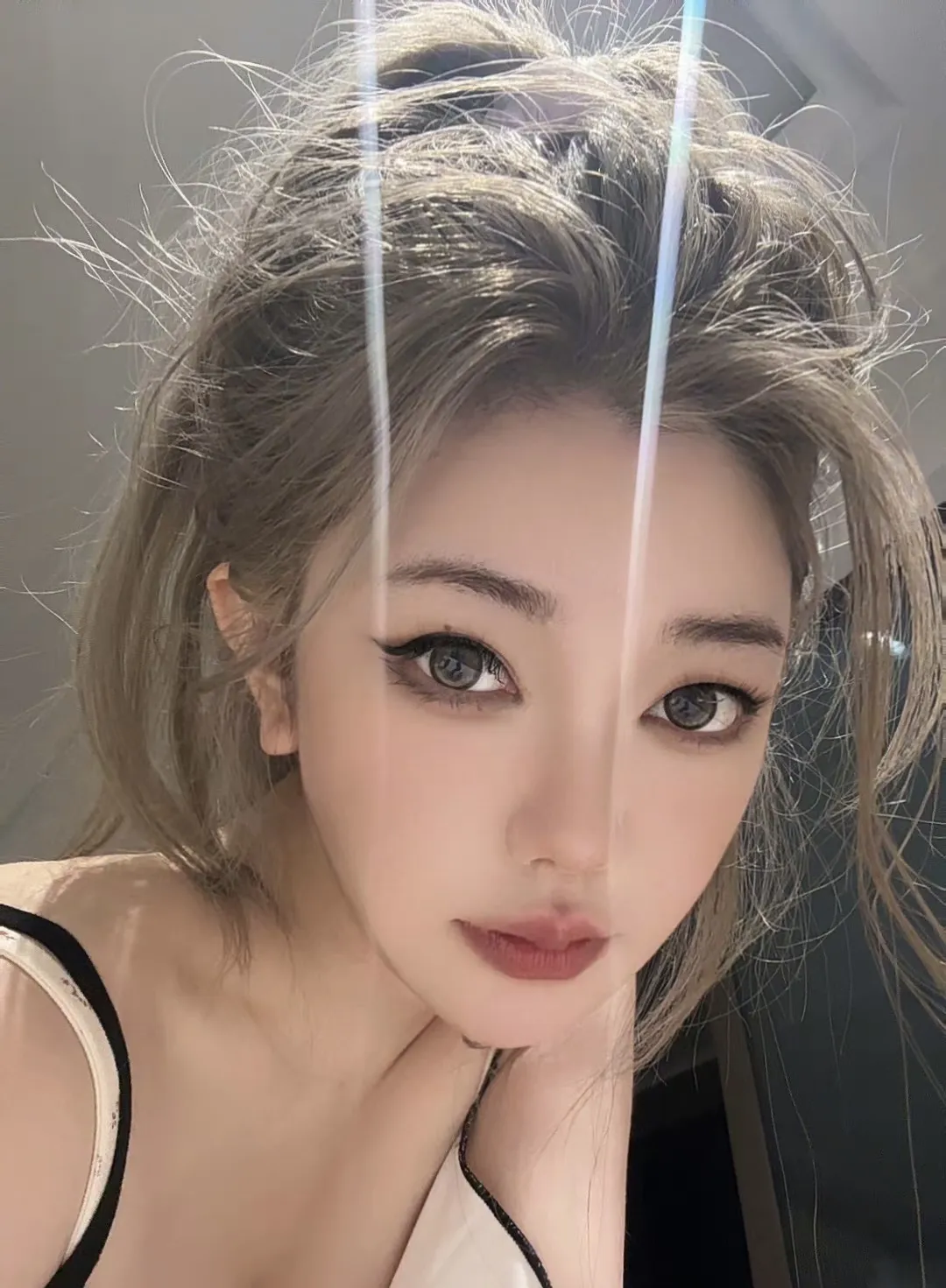 写真一姐直播展示身材和脸蛋,不料美颜特效掉落,露出真面目,引发网友热议!