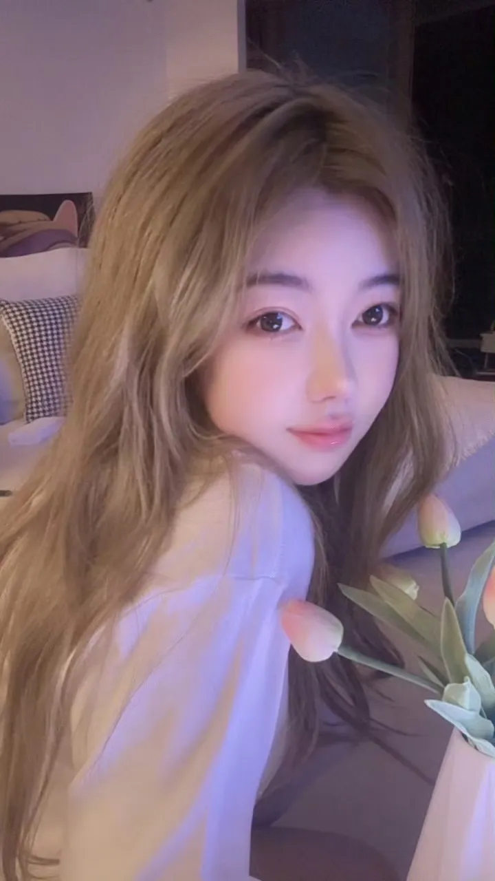 写真一姐直播展示身材和脸蛋,不料美颜特效掉落,露出真面目,引发网友热议!