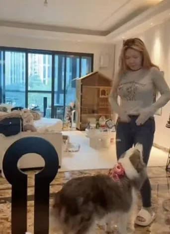 写真一姐直播展示身材和脸蛋,不料美颜特效掉落,露出真面目,引发网友热议!