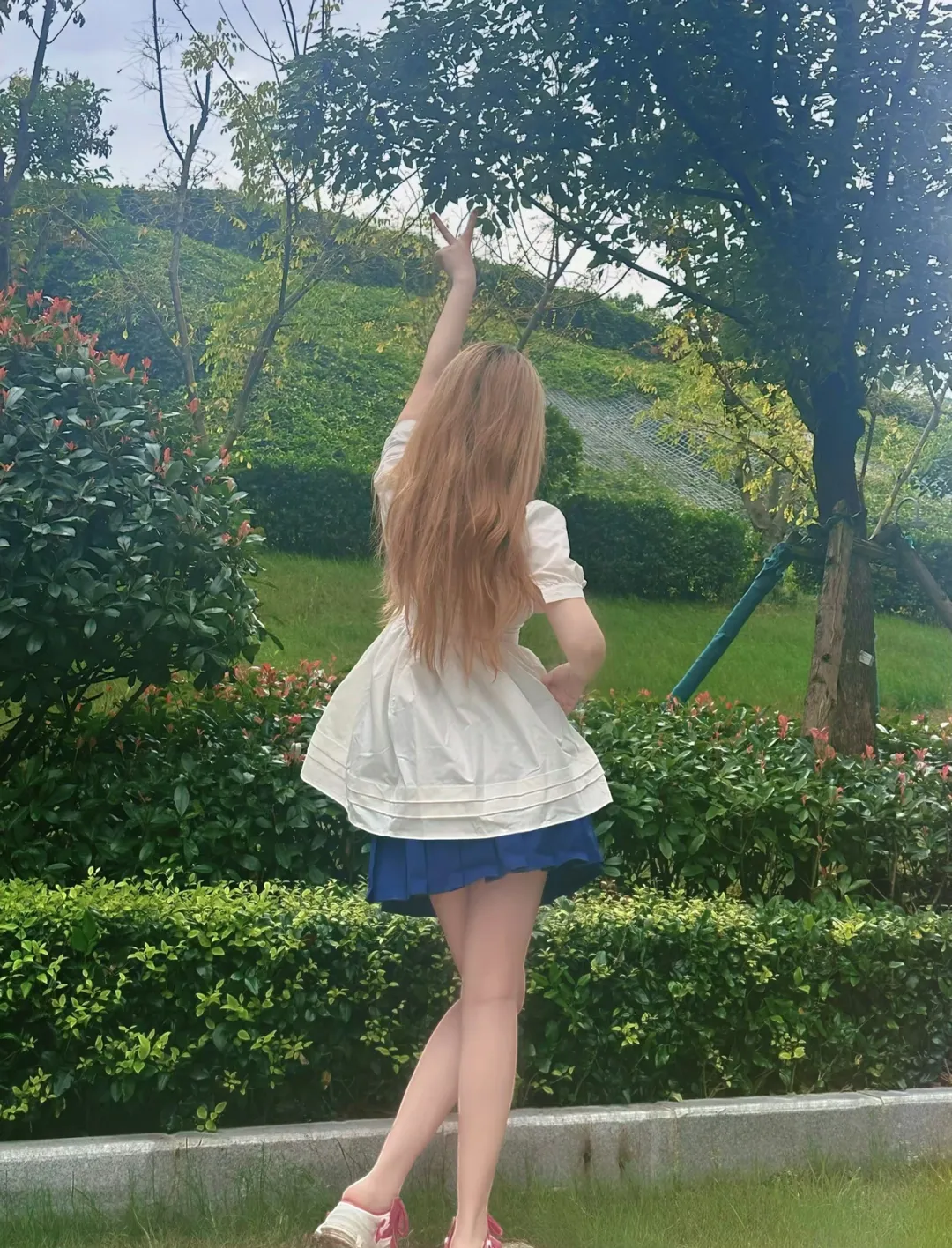 写真一姐直播展示身材和脸蛋,不料美颜特效掉落,露出真面目,引发网友热议!