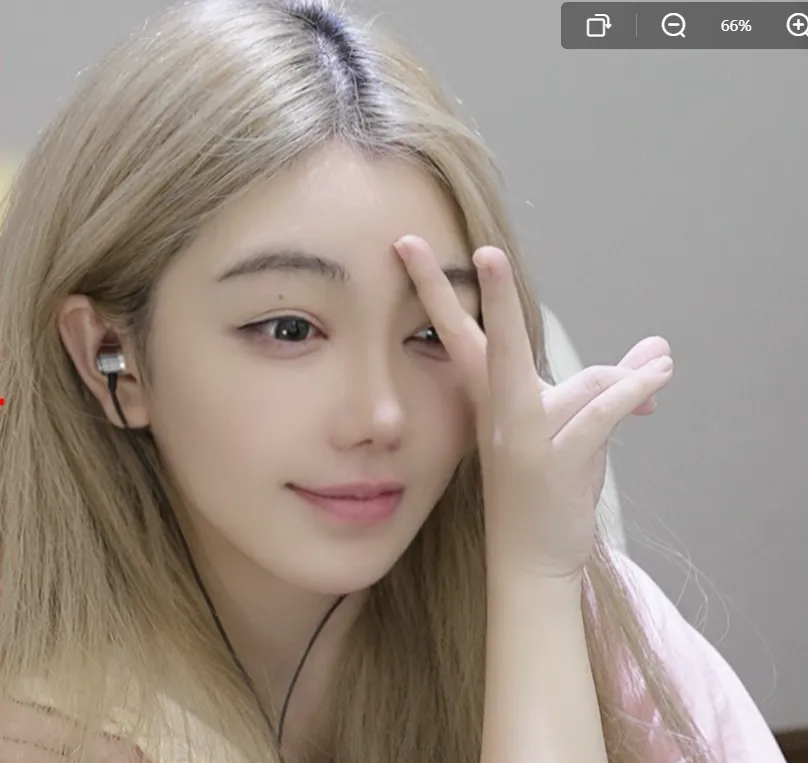 写真一姐直播展示身材和脸蛋,不料美颜特效掉落,露出真面目,引发网友热议!