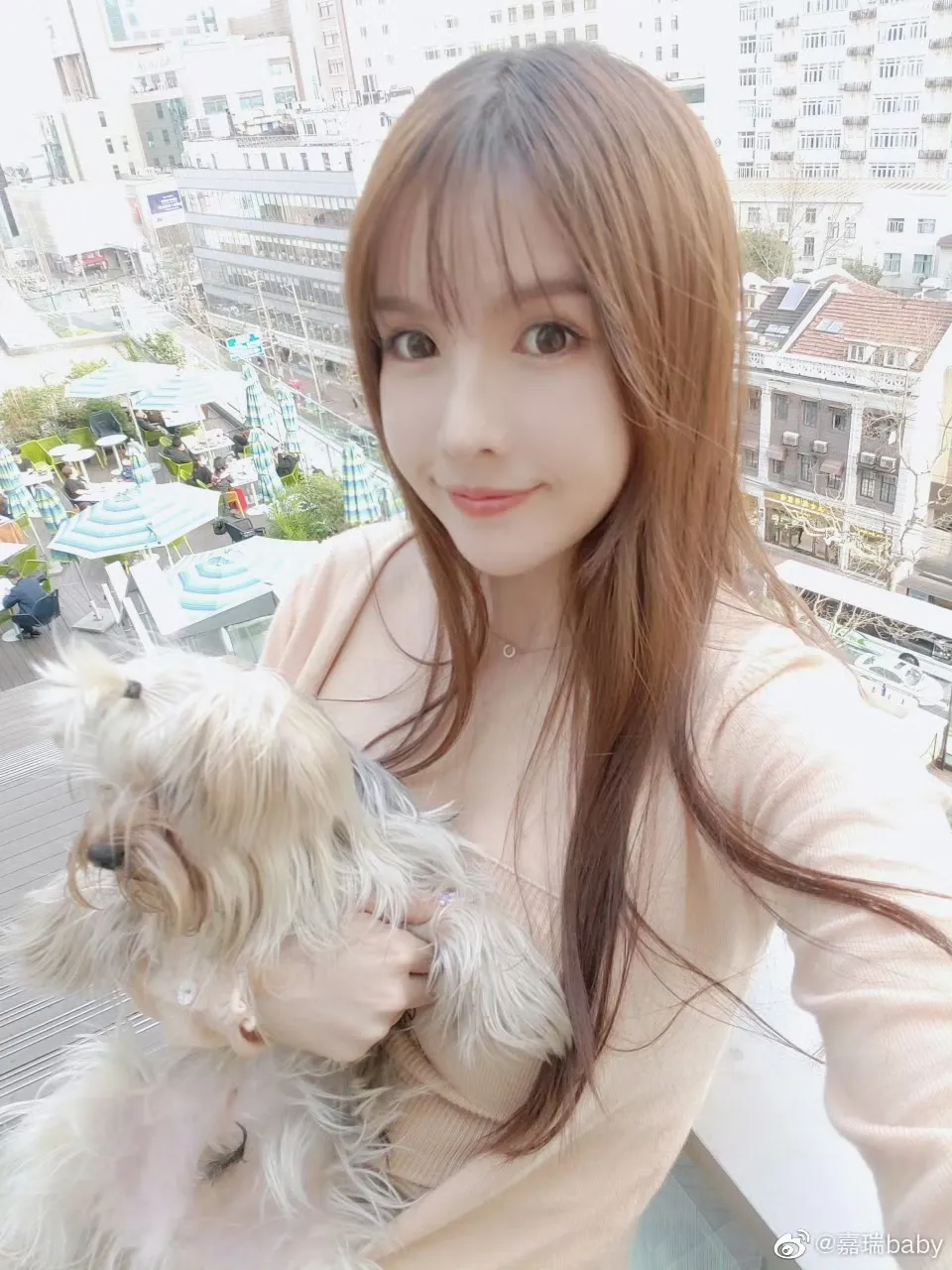 助眠女主播称交不起房租,不想靠大哥只能靠自己,素颜直播太丑被网友喷:妆前妆后两个人!