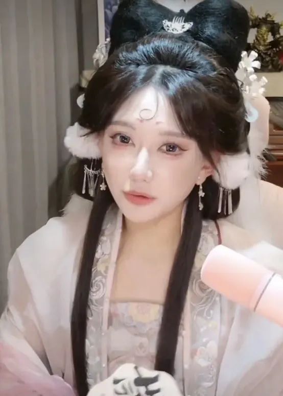 女主播cos妲己诱惑感拉满,称某些刀塔主播穿着暴露打dota实属不易!网友:看到以前的自己了么?