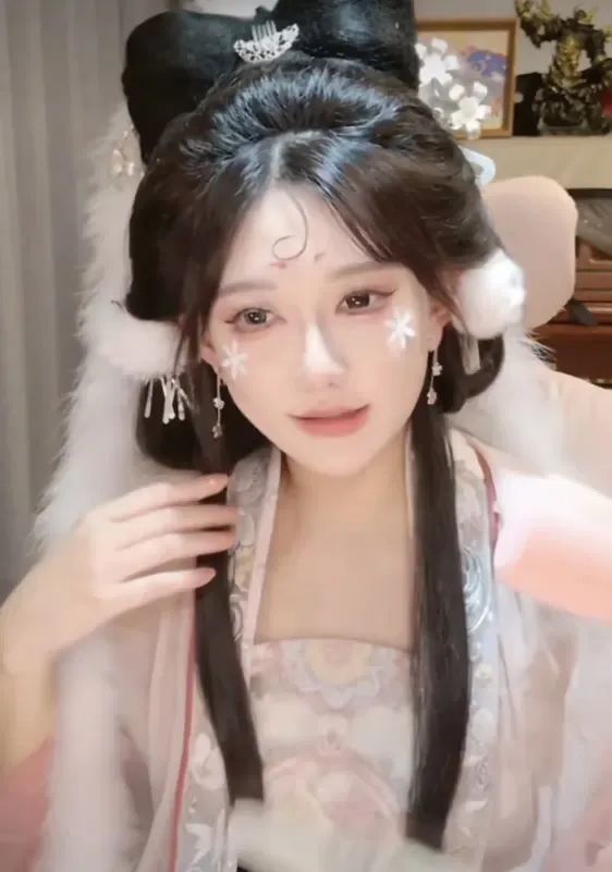 女主播cos妲己诱惑感拉满,称某些刀塔主播穿着暴露打dota实属不易!网友:看到以前的自己了么?