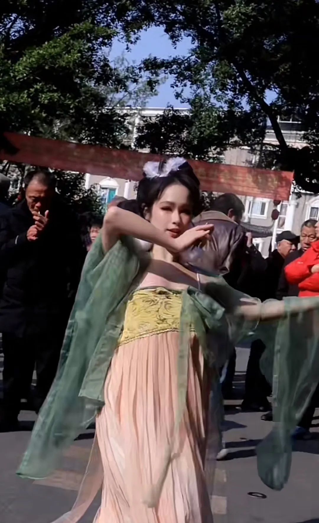 女主播冬日穿着凉爽光脚直播,月收入仅2000块,网友:你还不如进厂打螺丝,女主播回应自己会火的!