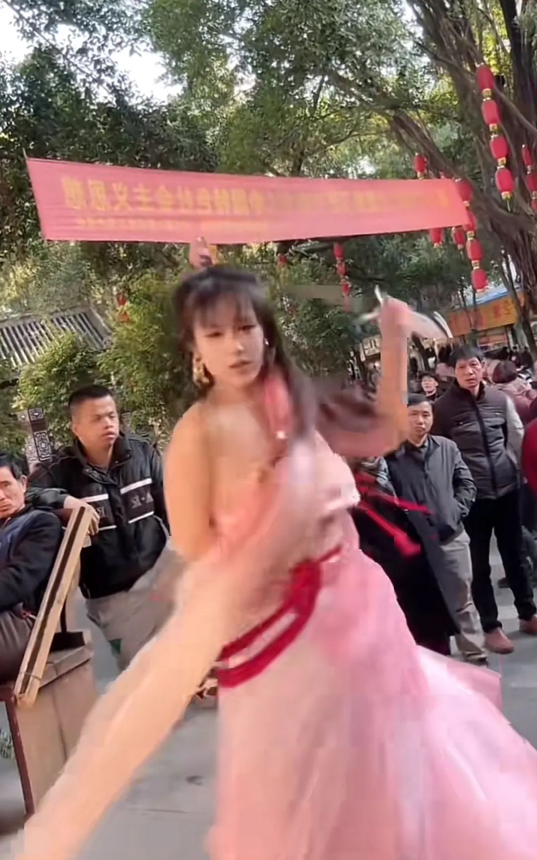 女主播冬日穿着凉爽光脚直播,月收入仅2000块,网友:你还不如进厂打螺丝,女主播回应自己会火的!