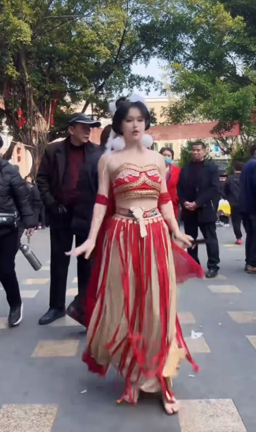 女主播冬日穿着凉爽光脚直播,月收入仅2000块,网友:你还不如进厂打螺丝,女主播回应自己会火的!