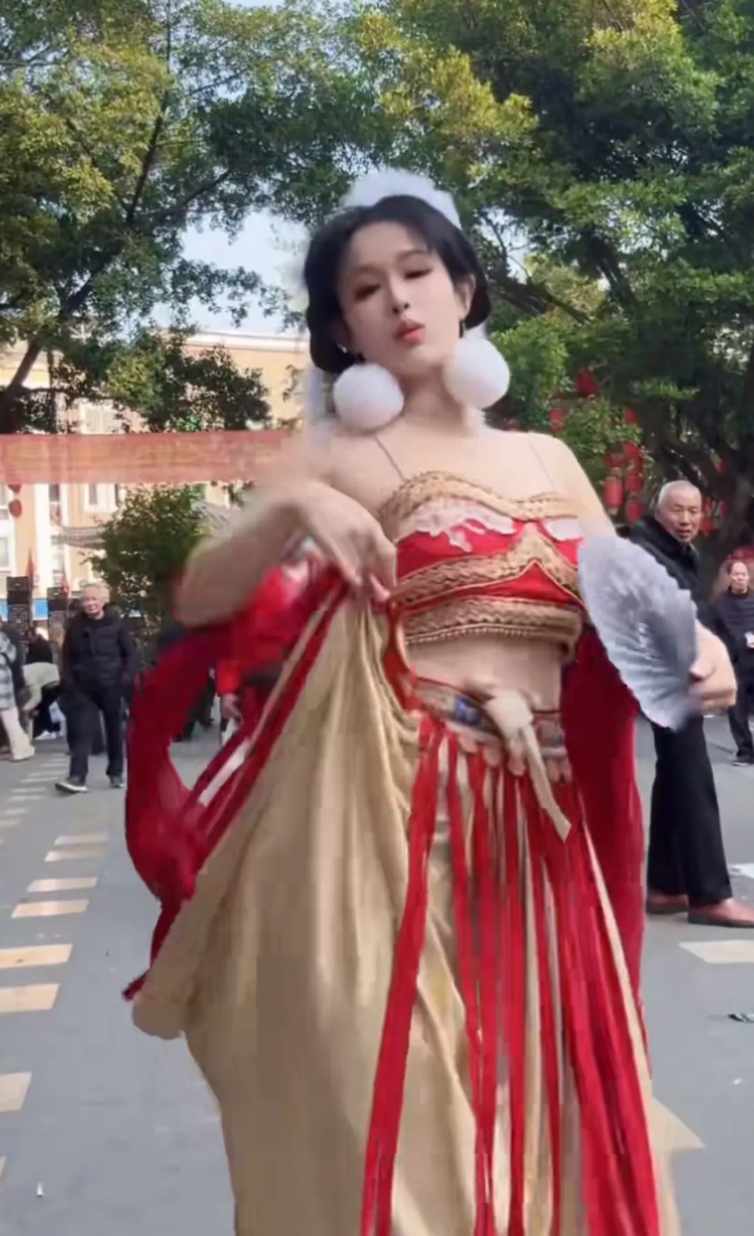 女主播冬日穿着凉爽光脚直播,月收入仅2000块,网友:你还不如进厂打螺丝,女主播回应自己会火的!