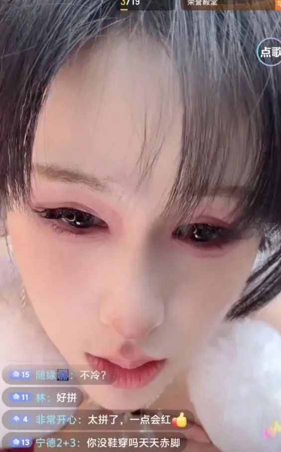 女主播冬日穿着凉爽光脚直播,月收入仅2000块,网友:你还不如进厂打螺丝,女主播回应自己会火的!