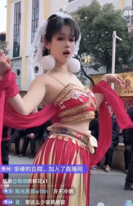 女主播冬日穿着凉爽光脚直播,月收入仅2000块,网友:你还不如进厂打螺丝,女主播回应自己会火的!