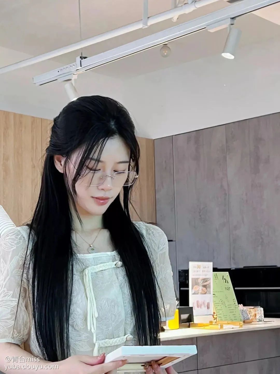 女主播承认身材有高科技且晒图,称如今已溶化,所以身材不再傲人!