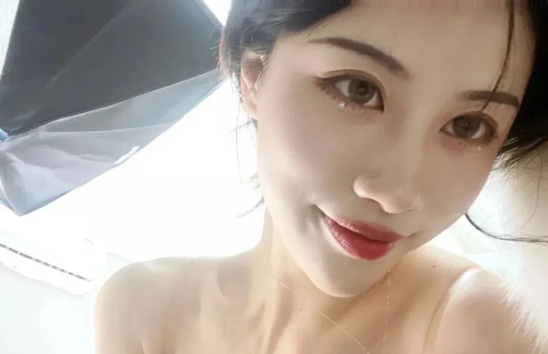 女主播承认身材有高科技且晒图,称如今已溶化,所以身材不再傲人!