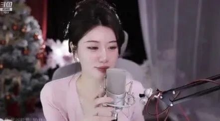 女主播承认身材有高科技且晒图,称如今已溶化,所以身材不再傲人!