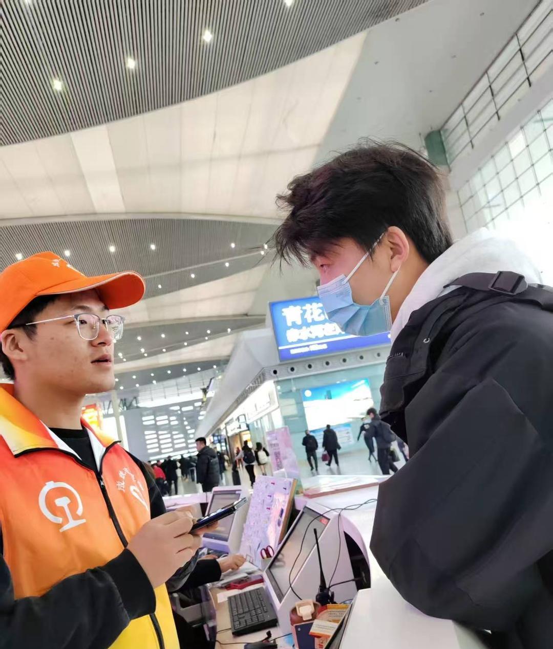 新春走基层|大家在放假 ,他们在火车站里“跑圈”__新春走基层|大家在放假,他们在火车站里“跑圈”