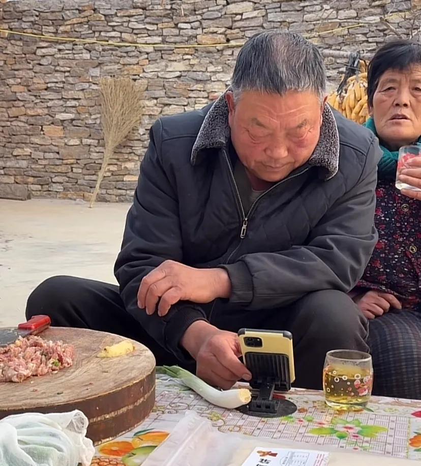 时隔3年 ,胖吕回娘家团聚!一家人吃喝成成有女朋友了 网友:真好_时隔3年,胖吕回娘家团聚!一家人吃喝成成有女朋友了 网友:真好_