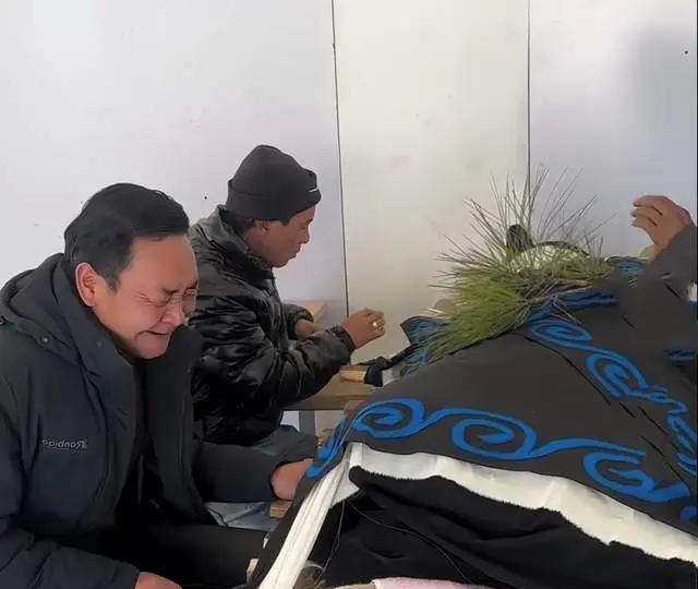 _37岁演员“彝品小米 ”去世!疑长期熬夜导致,遗体摆木板上太可怜_37岁演员“彝品小米”去世!疑长期熬夜导致,遗体摆木板上太可怜