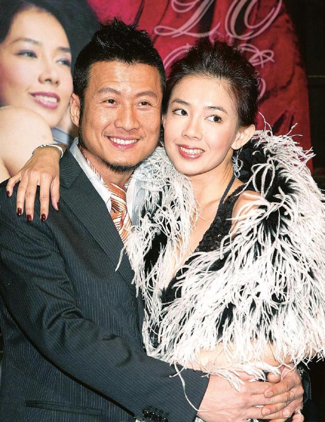 61岁孙兴牵着54岁林美贞回家,十指紧扣像初恋 ,恭喜他们!_61岁孙兴牵着54岁林美贞回家,十指紧扣像初恋,恭喜他们!_