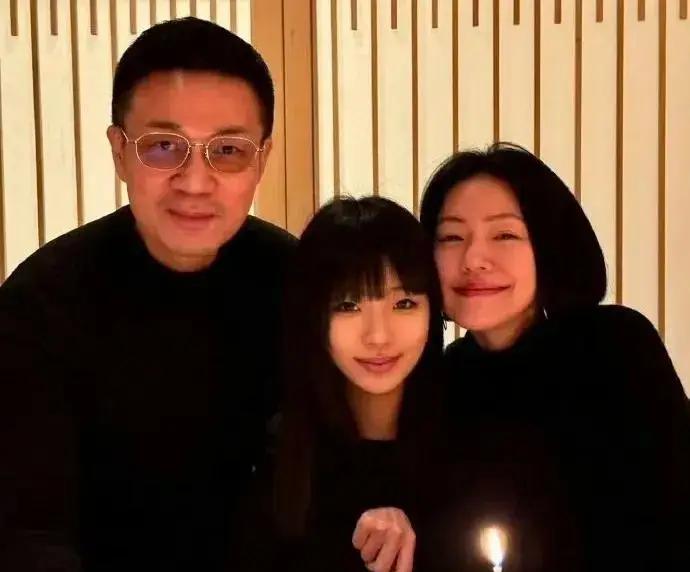 S家族许雅钧的神奇“隐身术 ”,出钱运送大S骨灰成为他的人生高光时刻 ,小S就这样被老公拿捏住命门_S家族许雅钧的神奇“隐身术”,出钱运送大S骨灰成为他的人生高光时刻,小S就这样被老公拿捏住命门_