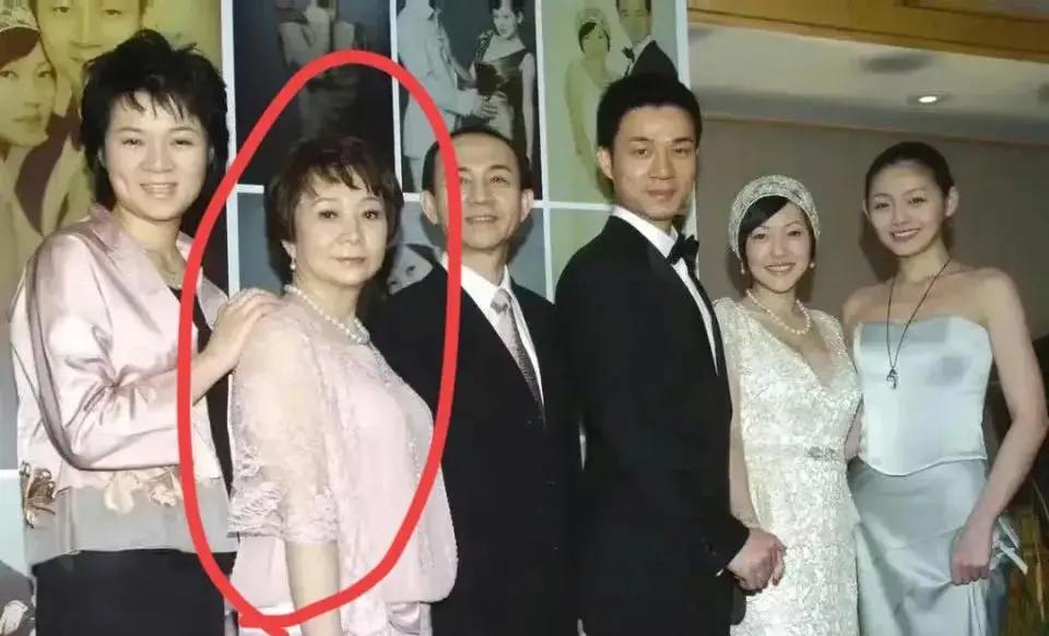 S家族许雅钧的神奇“隐身术”,出钱运送大S骨灰成为他的人生高光时刻,小S就这样被老公拿捏住命门_S家族许雅钧的神奇“隐身术” ,出钱运送大S骨灰成为他的人生高光时刻,小S就这样被老公拿捏住命门_