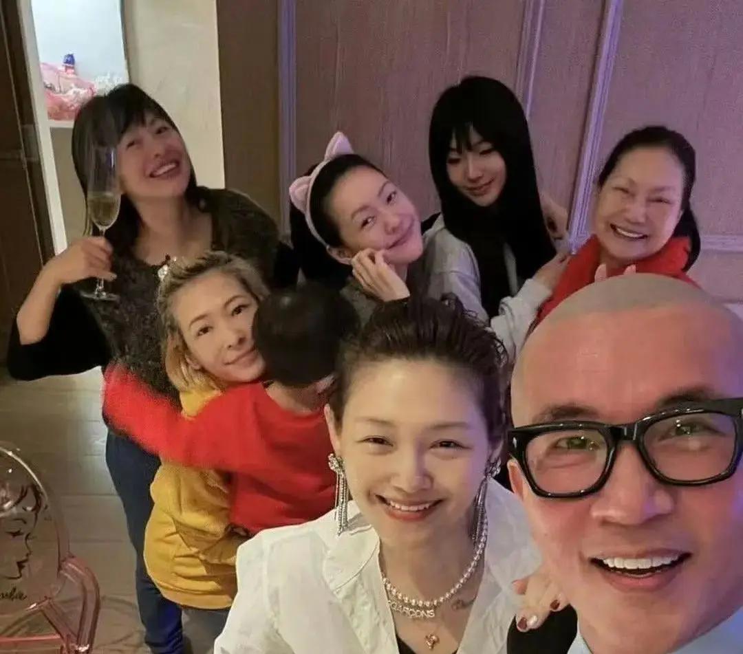 _S家族许雅钧的神奇“隐身术 ” ,出钱运送大S骨灰成为他的人生高光时刻,小S就这样被老公拿捏住命门_S家族许雅钧的神奇“隐身术”,出钱运送大S骨灰成为他的人生高光时刻 ,小S就这样被老公拿捏住命门