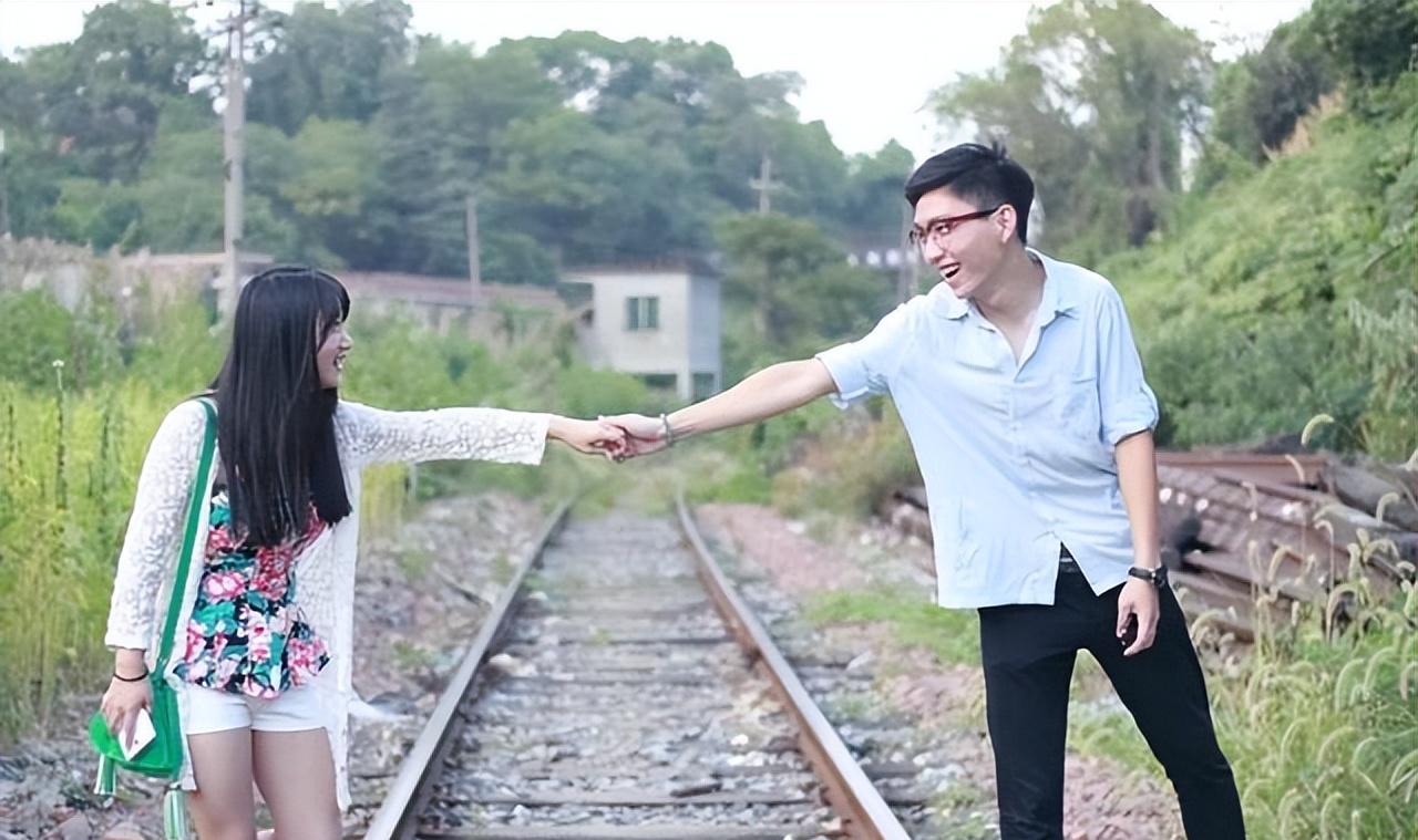 跟他爹那会儿一个傻样儿,头一次见丈人咋能把人家全给喝倒了呢?_跟他爹那会儿一个傻样儿,头一次见丈人咋能把人家全给喝倒了呢?_