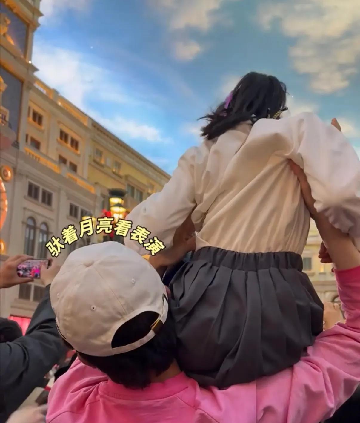 _颖儿付辛博一家澳门出游 ,为女儿及妈妈庆生,一家七口其乐融融_颖儿付辛博一家澳门出游,为女儿及妈妈庆生,一家七口其乐融融