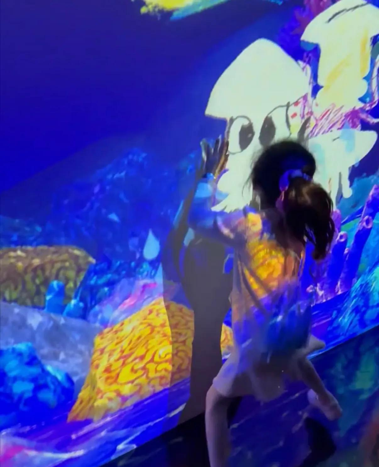 颖儿付辛博一家澳门出游,为女儿及妈妈庆生 ,一家七口其乐融融_颖儿付辛博一家澳门出游,为女儿及妈妈庆生,一家七口其乐融融_