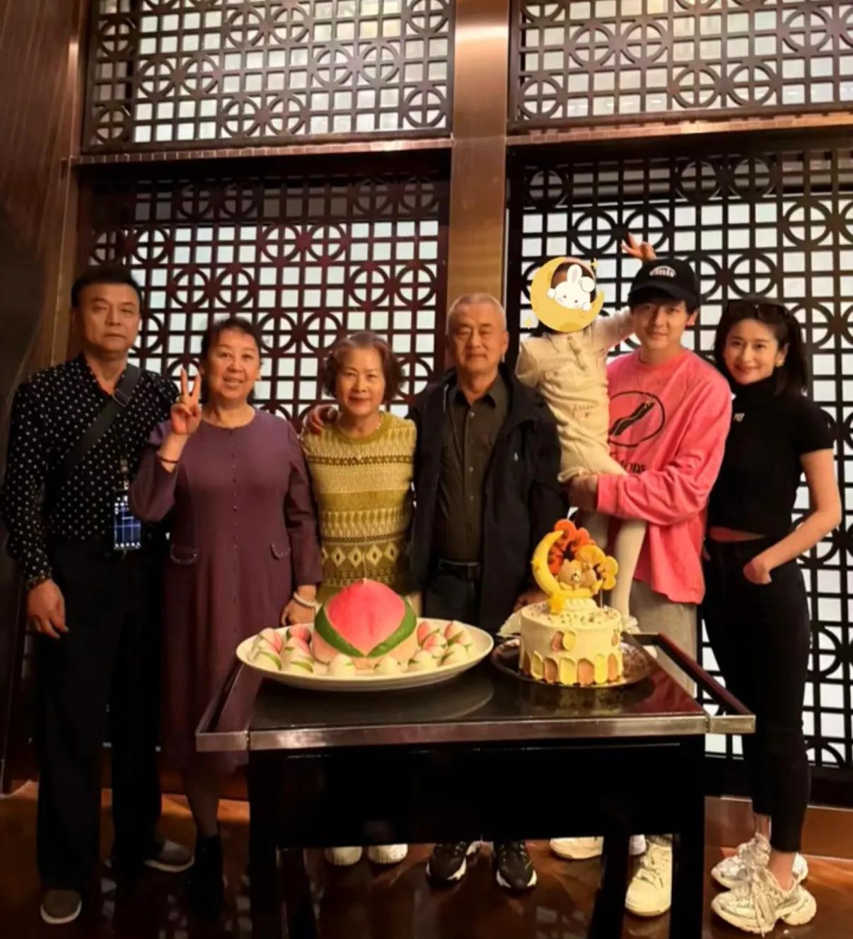 颖儿付辛博一家澳门出游,为女儿及妈妈庆生 ,一家七口其乐融融_颖儿付辛博一家澳门出游,为女儿及妈妈庆生,一家七口其乐融融_