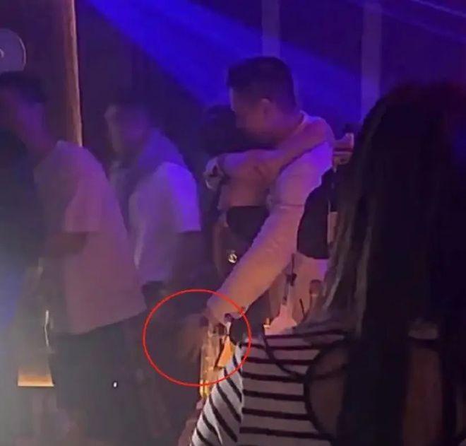 老公夜店摸臀她却率闺蜜团点赞?半独立半封建的港女们请别再卑微__老公夜店摸臀她却率闺蜜团点赞?半独立半封建的港女们请别再卑微