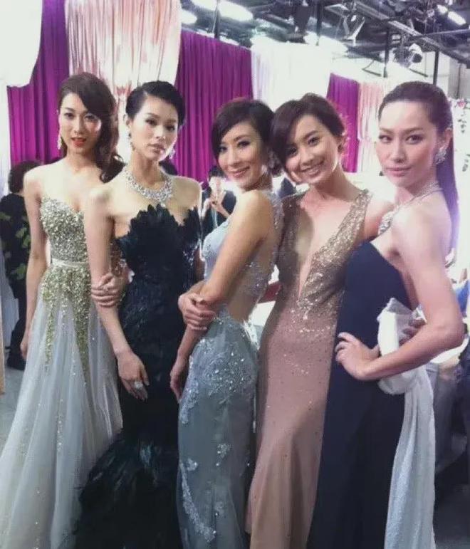 _老公夜店摸臀她却率闺蜜团点赞?半独立半封建的港女们请别再卑微_老公夜店摸臀她却率闺蜜团点赞?半独立半封建的港女们请别再卑微