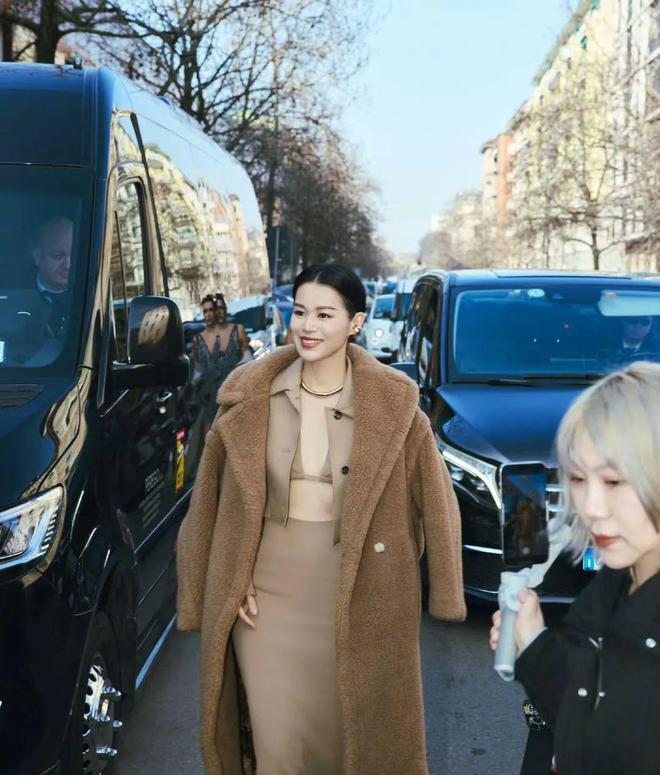 老公夜店摸臀她却率闺蜜团点赞?半独立半封建的港女们请别再卑微_老公夜店摸臀她却率闺蜜团点赞?半独立半封建的港女们请别再卑微_