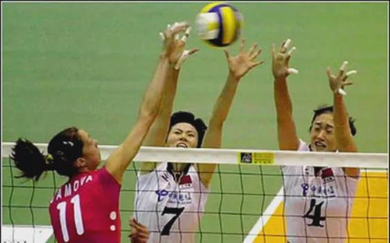 _富豪前夫医院偶遇前妻_瘫痪前夫看着前妻上楼梯