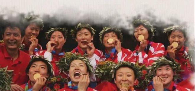 _瘫痪前夫看着前妻上楼梯_富豪前夫医院偶遇前妻