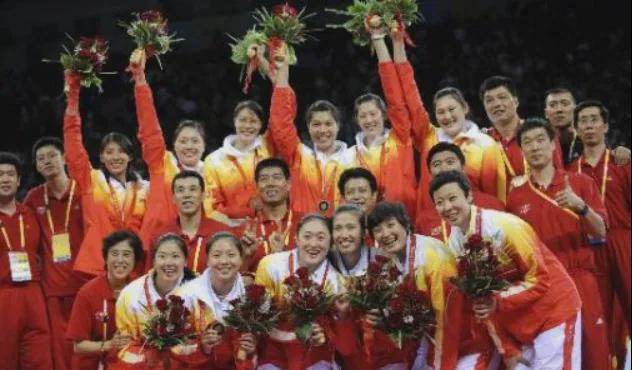 富豪前夫医院偶遇前妻__瘫痪前夫看着前妻上楼梯