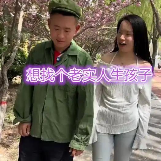 女子街头遭男子脚踹__女子占座不让飞踹老人人肉