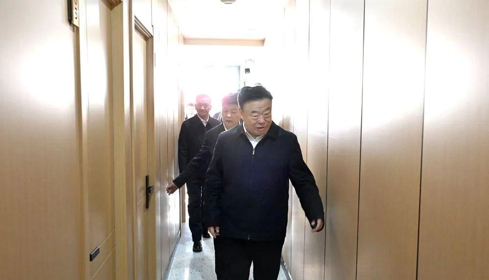 5月2日 ,吉林省委常委 、长春市委书记张恩惠以“四不两直”方式到旅游景点、商圈商场等检查节日安全生产和提振文旅消费工作。 长春发布 图