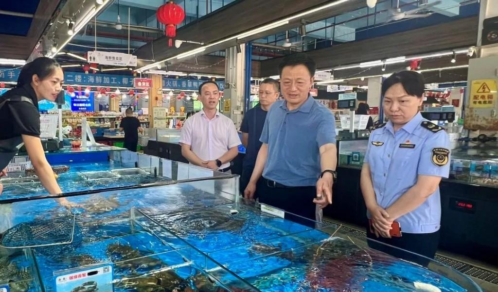 海南省委常委、三亚市委书记王祺扬以“四不两直”方式深入三亚市部分重点场所、重点部位,检查督导“五一 ”假期旅游市场和安全生产工作 。 三亚发布 图