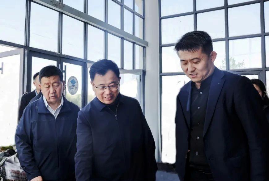 5月1日,宁夏回族自治区党委常委 、银川市委书记赵旭辉以“四不两直”方式督导调研节日安全生产、文旅消费等工作。 银川日报 图