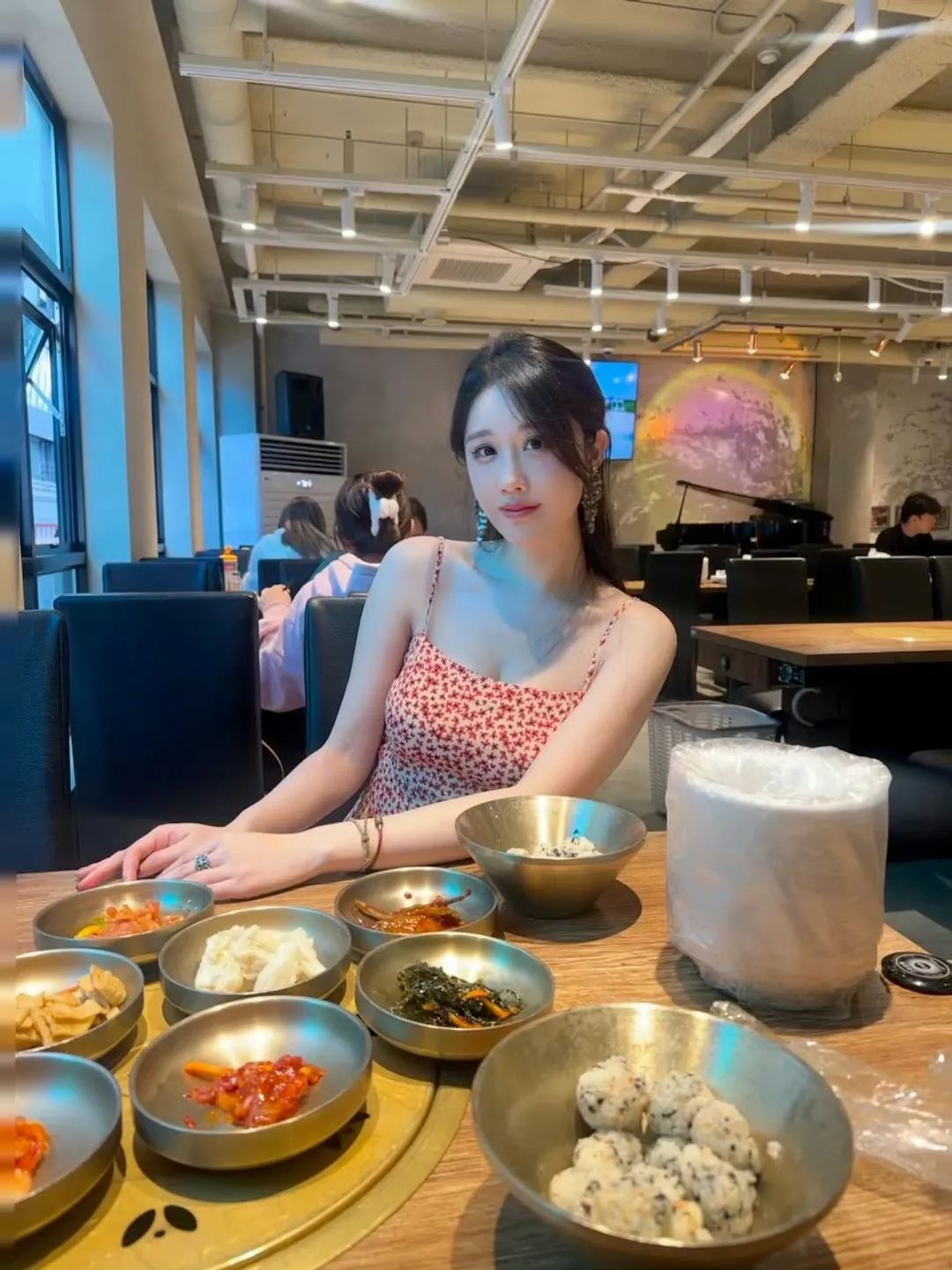 网友买了轩子巨2兔的原味丝袜要求售后，轩子称自己不卖那玩意儿，被骗还要自己背锅，不知道买的那个抠脚大汉的！