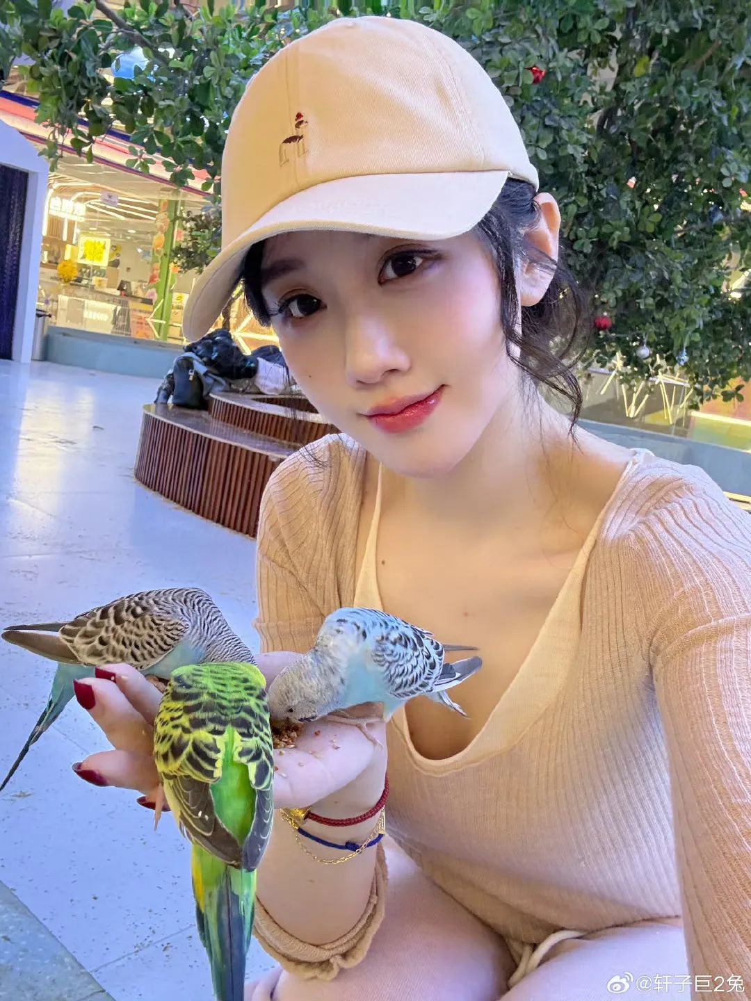 网友买了轩子巨2兔的原味丝袜要求售后，轩子称自己不卖那玩意儿，被骗还要自己背锅，不知道买的那个抠脚大汉的！