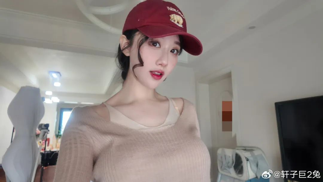 网友买了轩子巨2兔的原味丝袜要求售后，轩子称自己不卖那玩意儿，被骗还要自己背锅，不知道买的那个抠脚大汉的！