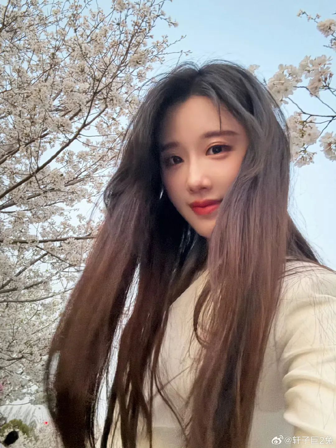 轩子巨2兔称遇不到真爱，大家都是馋自己身子，目前结婚不考虑要孩子，因为不想做高龄产妇！